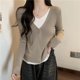 thumbnail image 4 of Falso cárdigan de punto negro de dos piezas para mujer a principios de primavera nuevo estilo coreano diseño suave con cuello en V sección corta superior delgada, 4 of 5