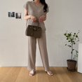 thumbnail image 4 of Jersey ajustado de estilo coreano de verano con cuello alto de color sólido + pantalones anchos recortados versátiles traje de punto plisado de dos piezas para mujer, 4 of 5