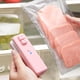 thumbnail image 4 of Sellador y cortador de bolsas recargable por USB - Tamaño mini, termosellado y portátil - Herramienta 2 en 1 para bolsas de plástico de almacenamiento de alimentos, 4 of 7
