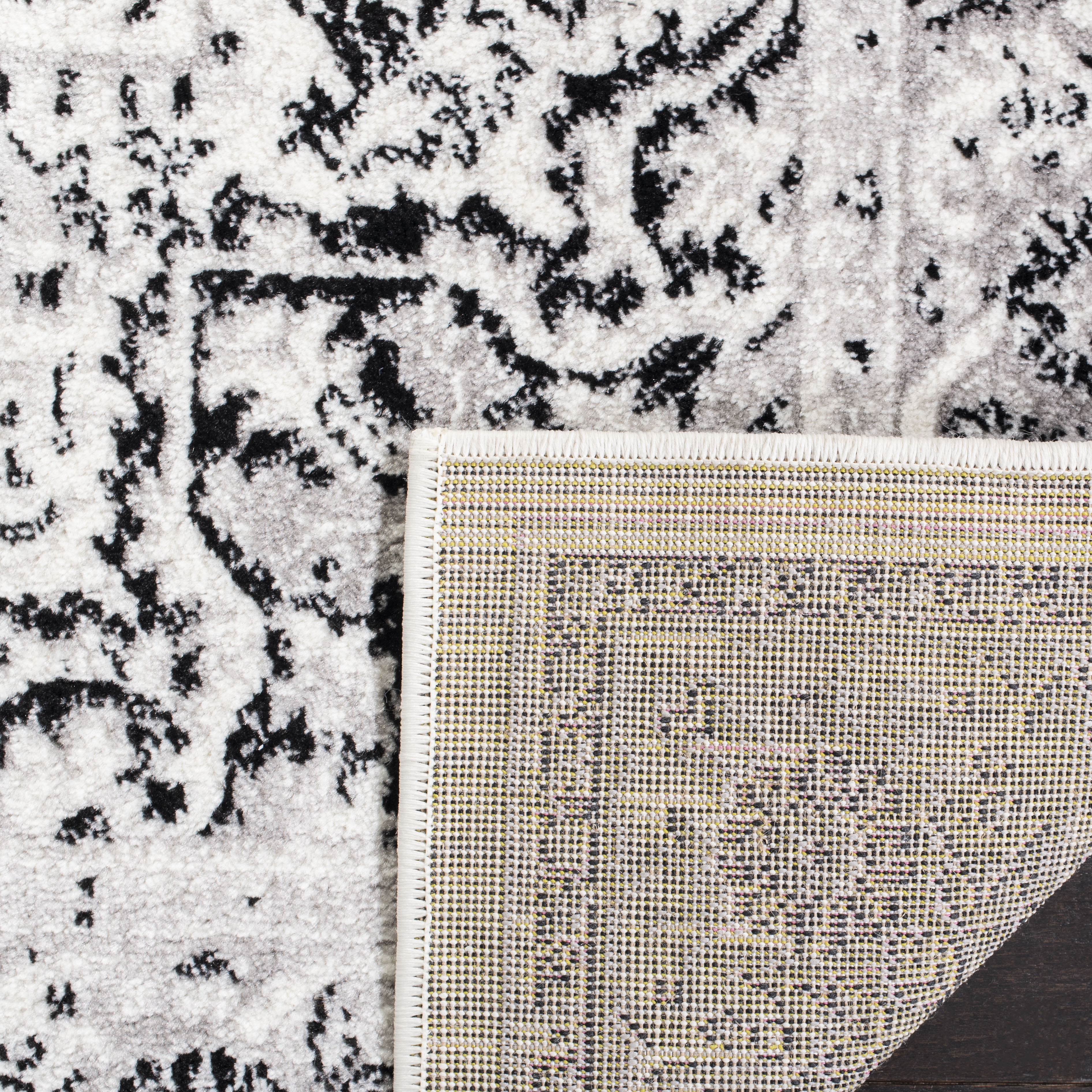 SAFAVIEH Skyler Collection 6' x 9' Grey/Ivory SKY126K Boho Chic Distressed Medallion Non-Shedding Living Room Bedroom Dining Home Office Area Rug