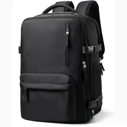 mochila informal de moda, gran capacidad, impermeable, para guardar zapatos, independiente, con separación de ropa seca y húmeda, para viajes y exteriores Mochila rosa de gran capacidad con silueta rectangular y vista frontal 3/4; panel frontal liso en material impermeable, bolsillo delantero acolchado y bolsillo vertical con cremallera. Correas traseras acolchadas con banda de aire, asas superiores, cinchos laterales con hebillas y múltiples compartimentos incluyendo bolsillo lateral y compartimento independiente para zapatos y separador ropa seca/húmeda; adecuada para viajes y también para llevar equipo de gimnasio durante escapadas.