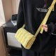 thumbnail image 5 of Bolsa de hombro casual para mujer Bolsa de embrague de moda con almohada acolchada simple (Amarillo) Likrtyny  Para Estrenar, 5 of 6