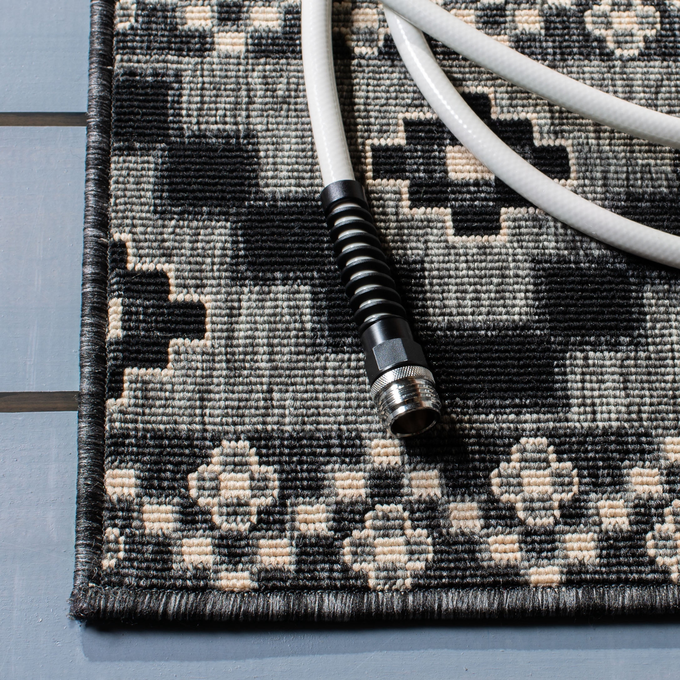 SAFAVIEH Veranda Luwig Southwestern Indoor/Outdoor Area Rug, 8' x 11', Black/Beige