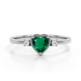 thumbnail image 3 of JeenMata Anillo de Compromiso de 3 Piedras con Esmeralda Verde Creada en Forma de Corazón de 1,75 Uds, Piedra Natal de Mayo, Oro Blanco de 18 K sobre Plata, 3 of 6