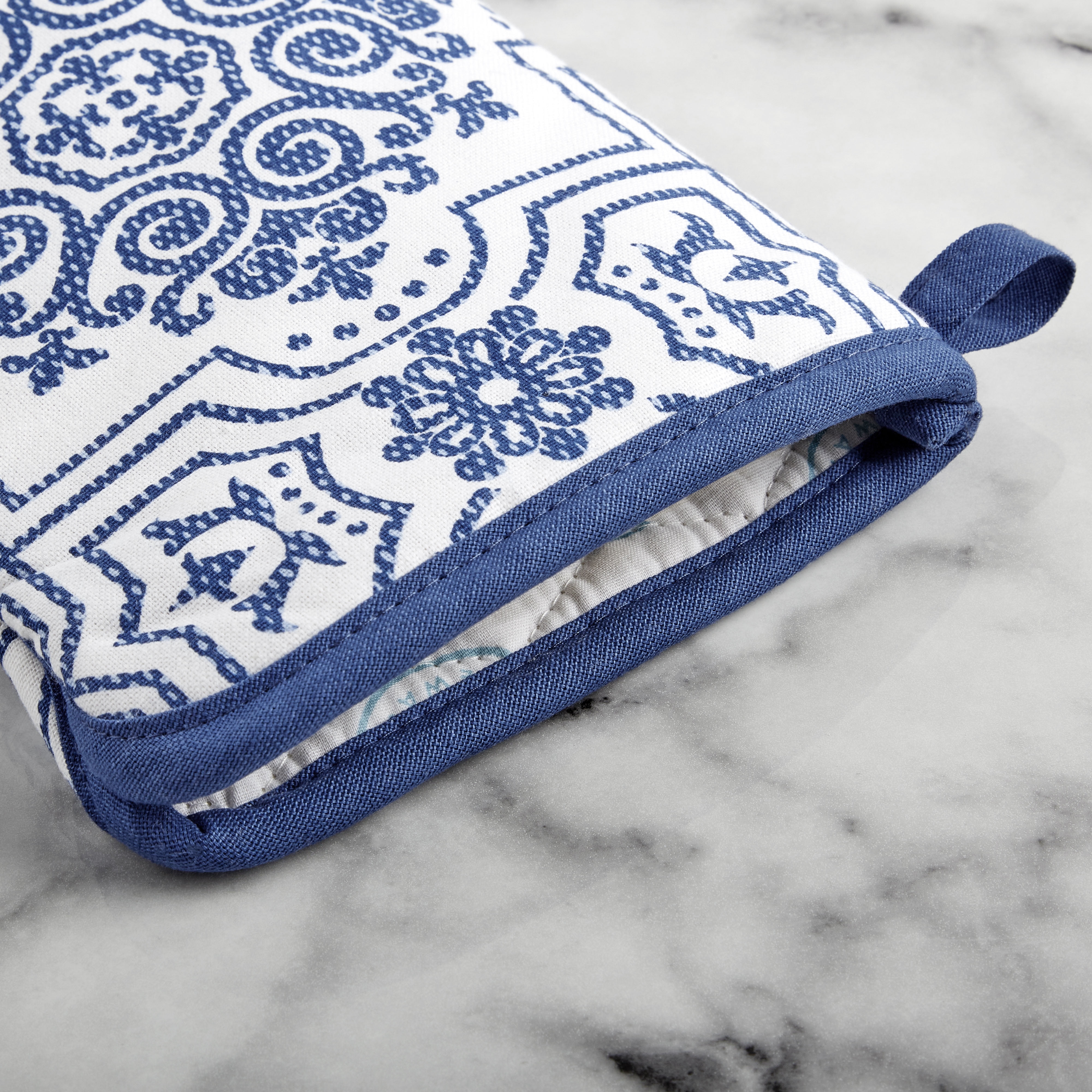 Martha Stewart Strie Medallion Oven Mitt 2-Pack Set, Navy Blue, 7"x13"