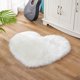 thumbnail image 1 of Alfombra con forma de corazón, bonito cojín de felpa con forma de corazón de melocotón para silla, sofá cama, alfombra para sala de estar, dormitorio, habitación de los niños, 80 × 90 cm (Blanco), 1 of 4