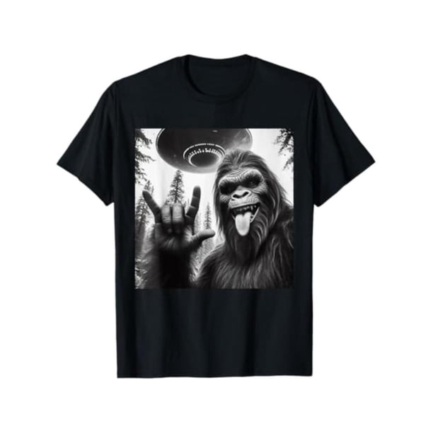 short sleeve shirt Funny Sasquatch Bigfoot Rock on Selfie With uFo alien T-Shirt