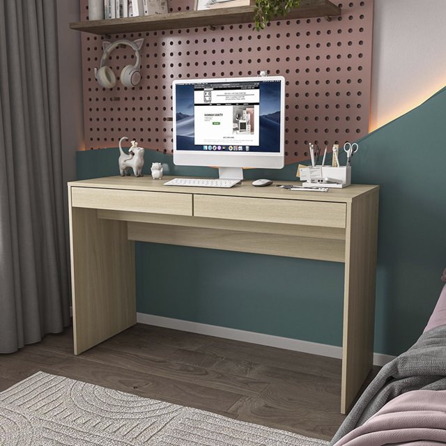 mobi escritorio para computadora de madera modelo lindoia color legno salinas, vista frontal centrada de escritorio rectangular con cubierta amplia de 120 cm, dos cajones superiores, acabado madera clara Legno Salinas y base con protección de plástico; superficie con monitor, teclado y accesorios, ideal también para espacio de estudio o trabajo en casa.