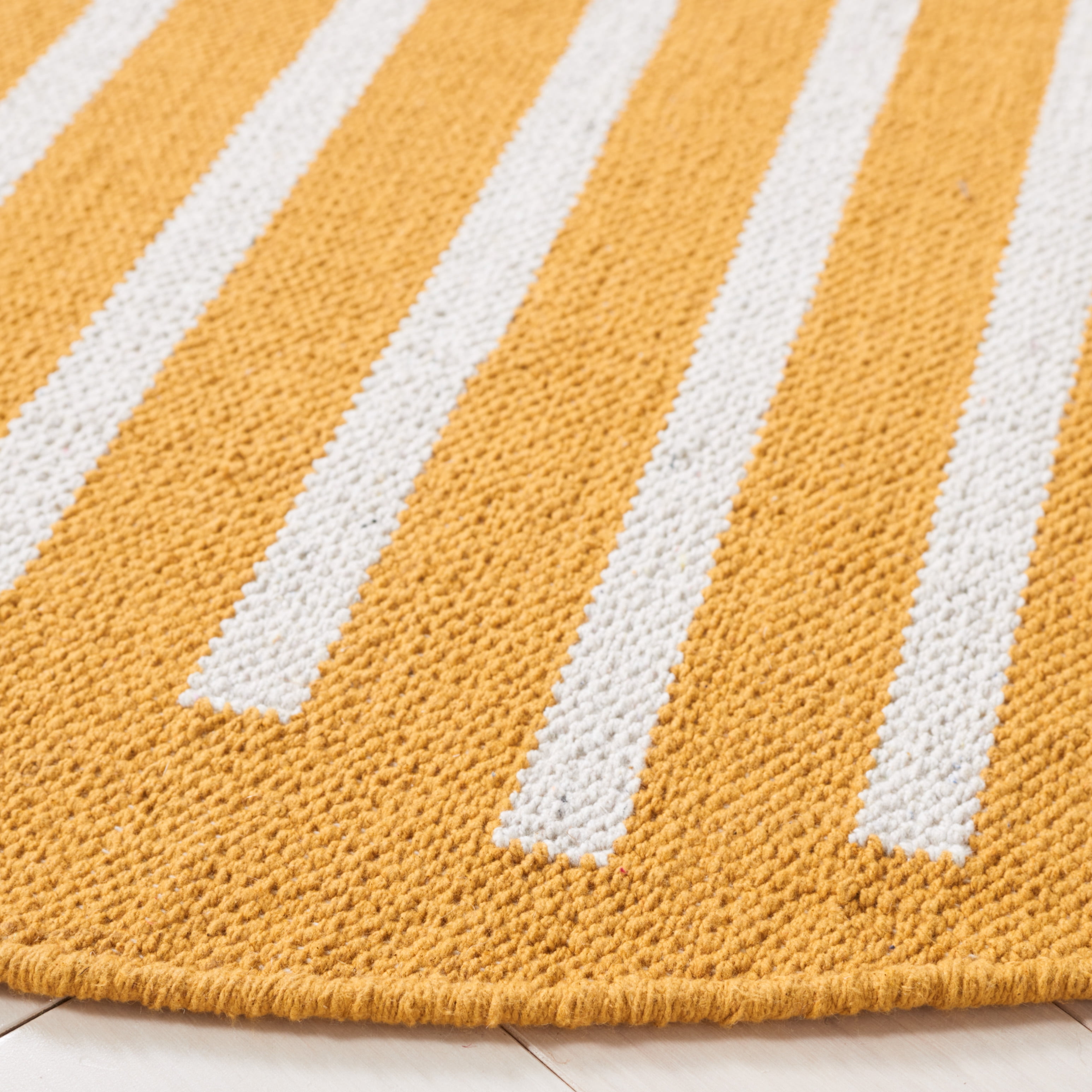 SAFAVIEH Montauk Amadine Striped Cotton Area Rug, Gold/Ivory, 6' x 6' Round