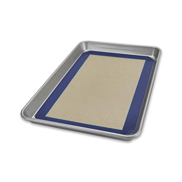 USA Pan 1704MT-1 Bakeware Nonstick Quarter Sheet Pan and Silicone Mat Set