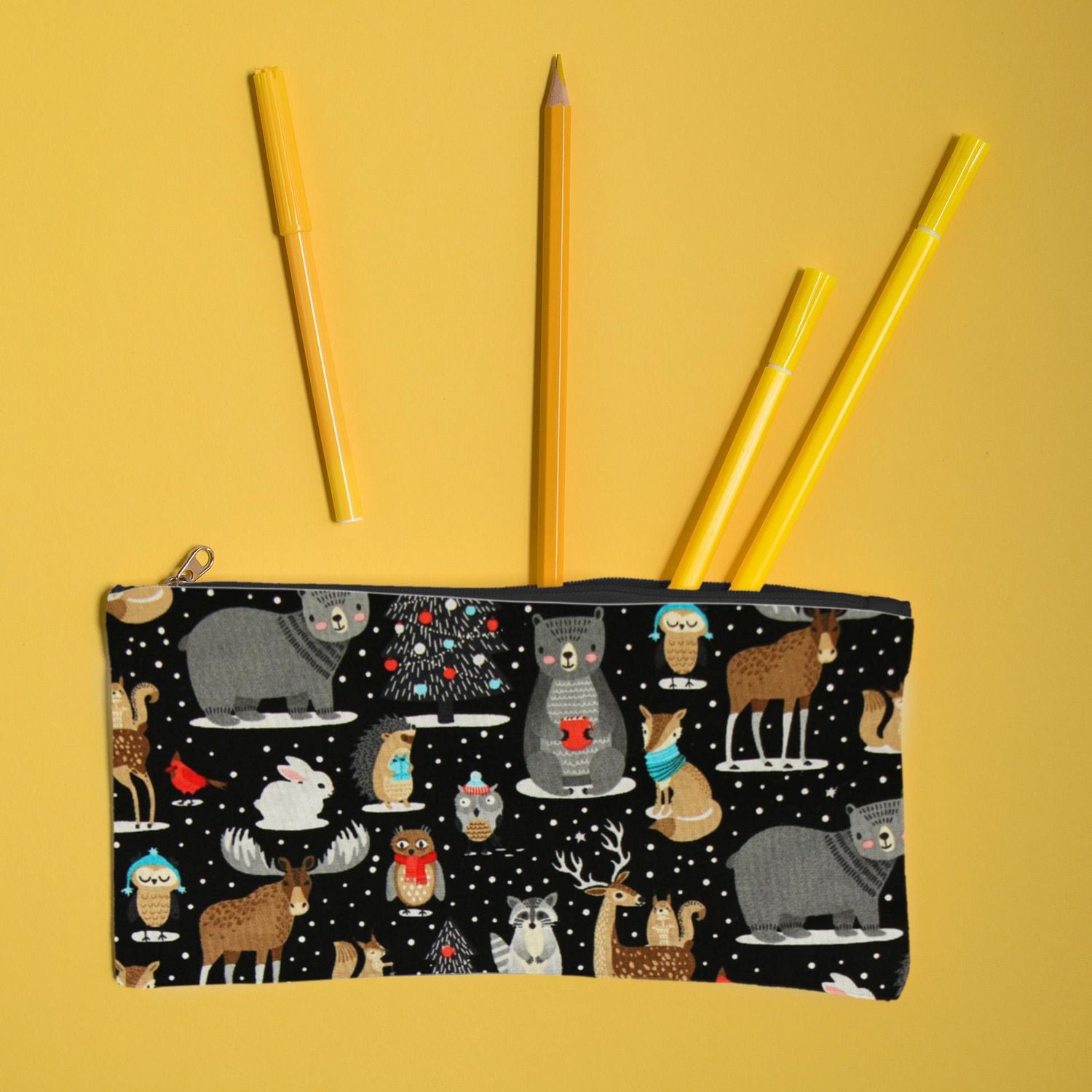 Tissu au mètre en coton Fabric Creations: AVENTURE DE NOËL NOIR