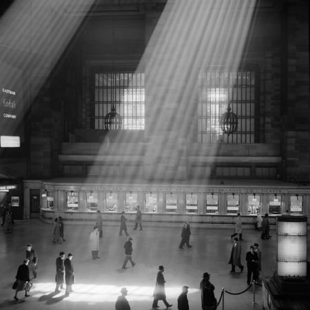 1960s Crowd Walking Through Sunbeams In The Magnificent Dramatic Poetic Cavernous Atrium Of Grand Central Station