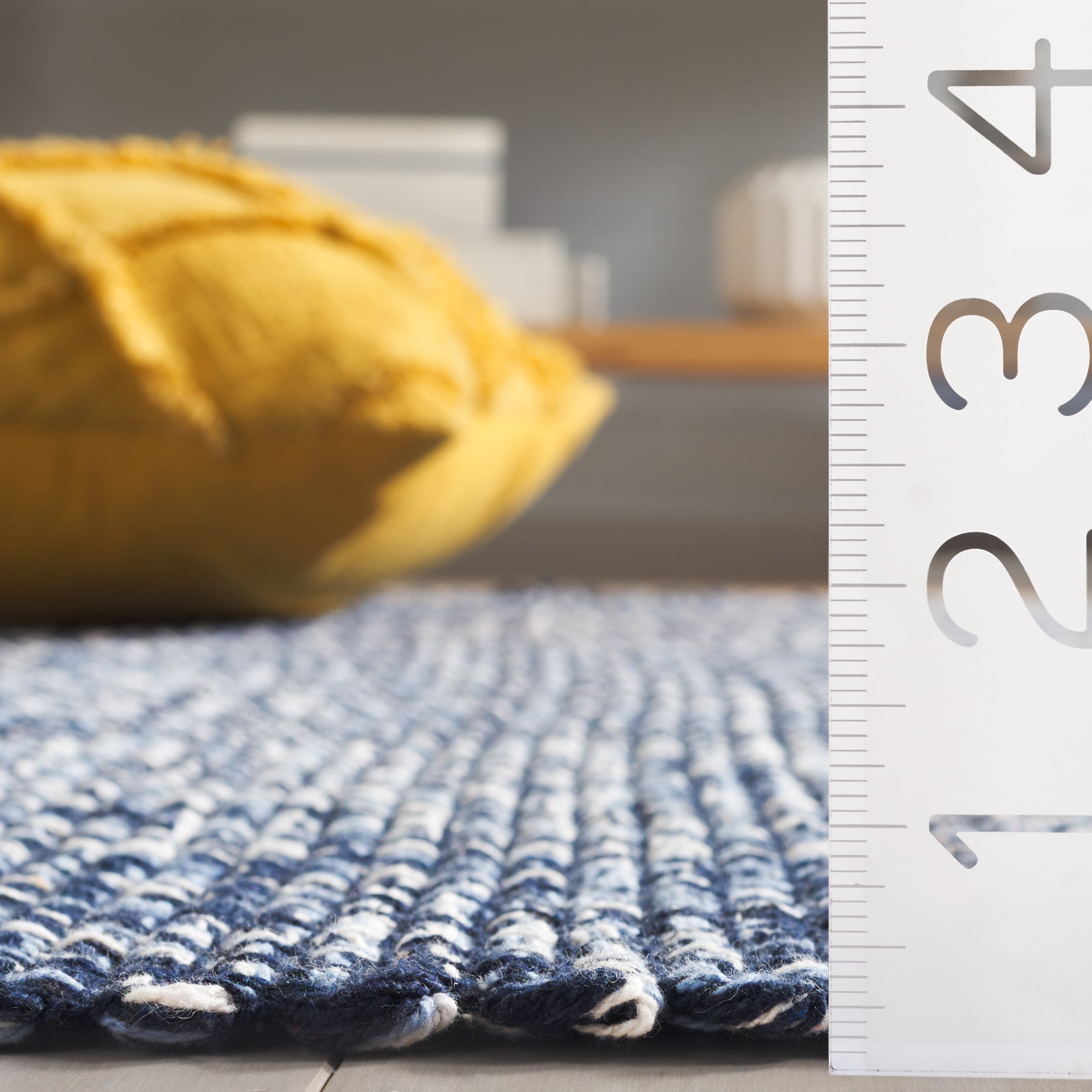 SAFAVIEH Montauk Ombre Solid Area Rug, Navy, 6' x 9'