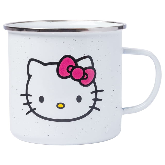 taza de café silver buffalo sanrio hello kitty 620ml taza esmaltada para caravana blanca con motas grises, vista frontal centrada mostrando la cara de Hello Kitty con moño rosa y nariz amarilla, borde metálico plateado y asa a la derecha; 21 oz (620 ml). Suele usarse también como pisapapeles o porta bolígrafos.