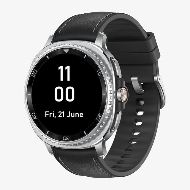 smartwatch samsung galaxy watch 8 classic 46mm silver black band Vista 3/4 frontal del Samsung Galaxy Watch 8 Classic 46mm con caja de acero inoxidable plateado y bisel giratorio físico; pantalla circular AMOLED negra mostrando hora y fecha, corona y dos botones a la derecha, correa negra de cuero exterior y caucho interior con hebilla metálica; suele usarse también para controlar música y notificaciones durante viajes.