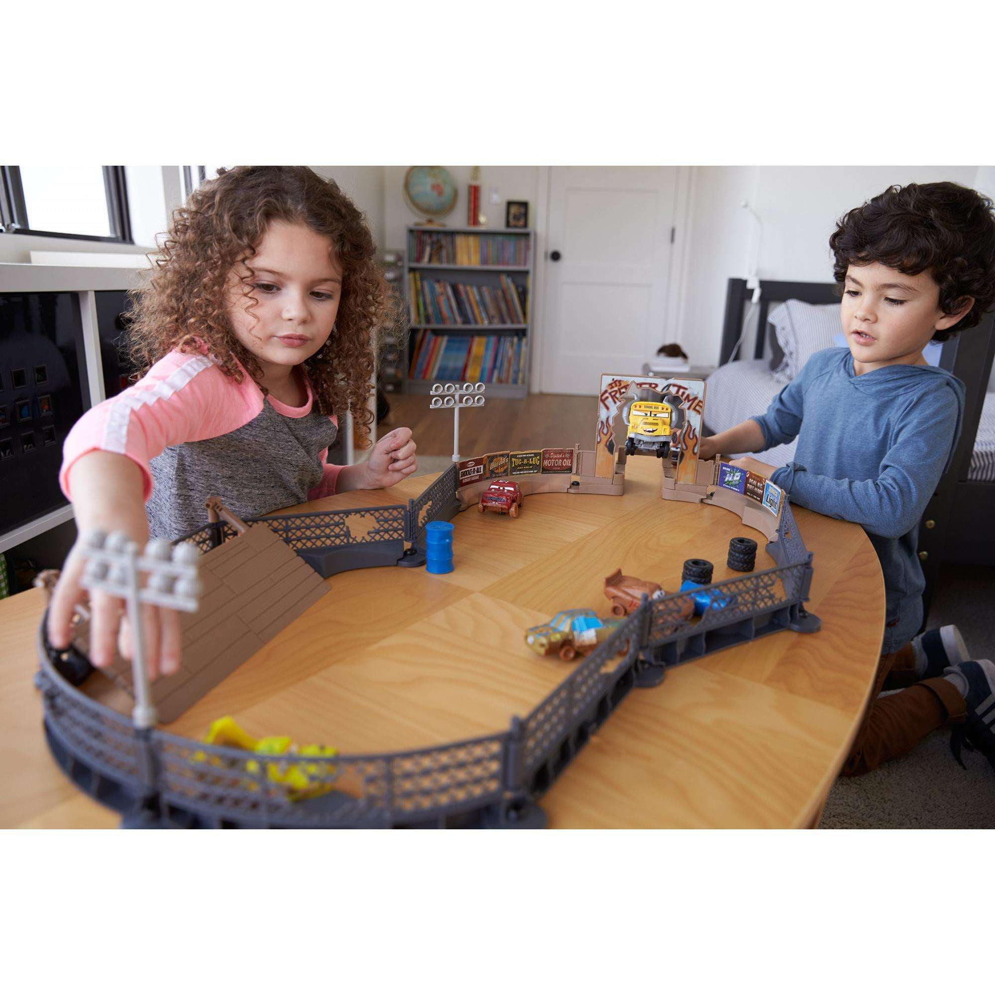 Cars 3 Crazy 8 Crashers Smash and Crash Derby Playset