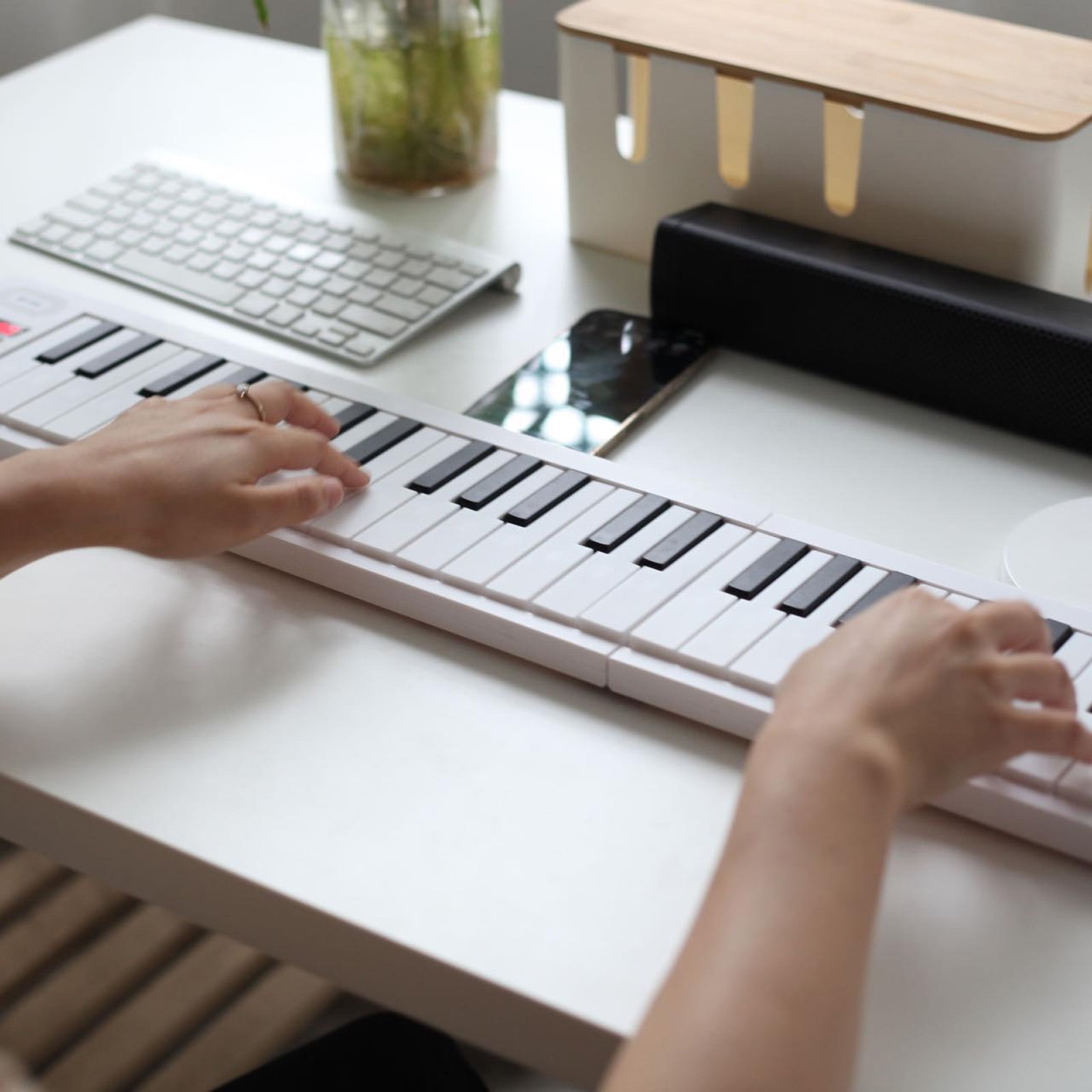 OUTGOO 61 Keys Folding Piano Keyboard, Portable Electric Keyboard Piano with Teaching Mode, Recording, Playback, Carrying Bag and Power Supply, Digital Music Keyboard for Kids Adult Beginners
