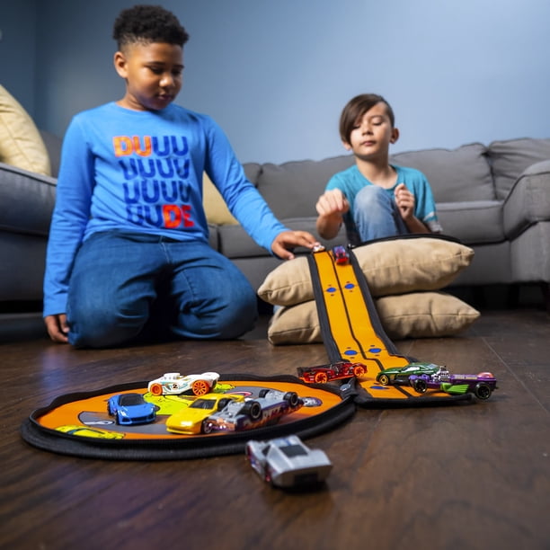 ハピネット ホバークラフト WILD ATTACKER HW-02 ZipBin Hot Wheels: Wheelie Track Pack Storage Case & Racetrack Mat