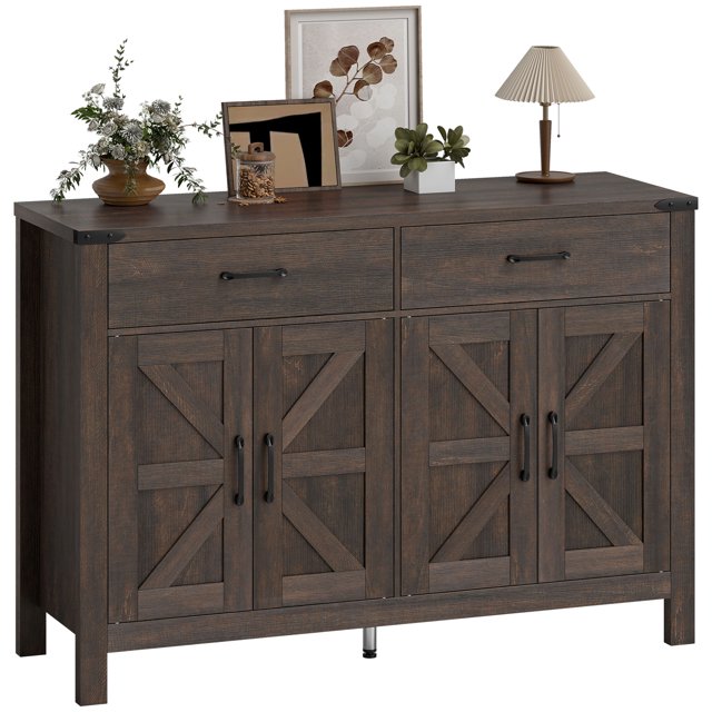 HOMCOM Buffet Bahut avec Tiroirs et Étagères de style Ferme, avec Fini grain de Bois Brun Foncé, Portes de Grange et accents Métalliques Élégants. l'Armoire Comprend Deux Tiroirs Spacieux et Deux Grandes Armoires avec Tablettes Ajustables pour un Rangement Polyvalent. Il Est Présenté dans un Décor de Maison avec des Articles Décoratifs comme une Lampe, une Oeuvre Encadrée et des Plantes sur le Dessus.