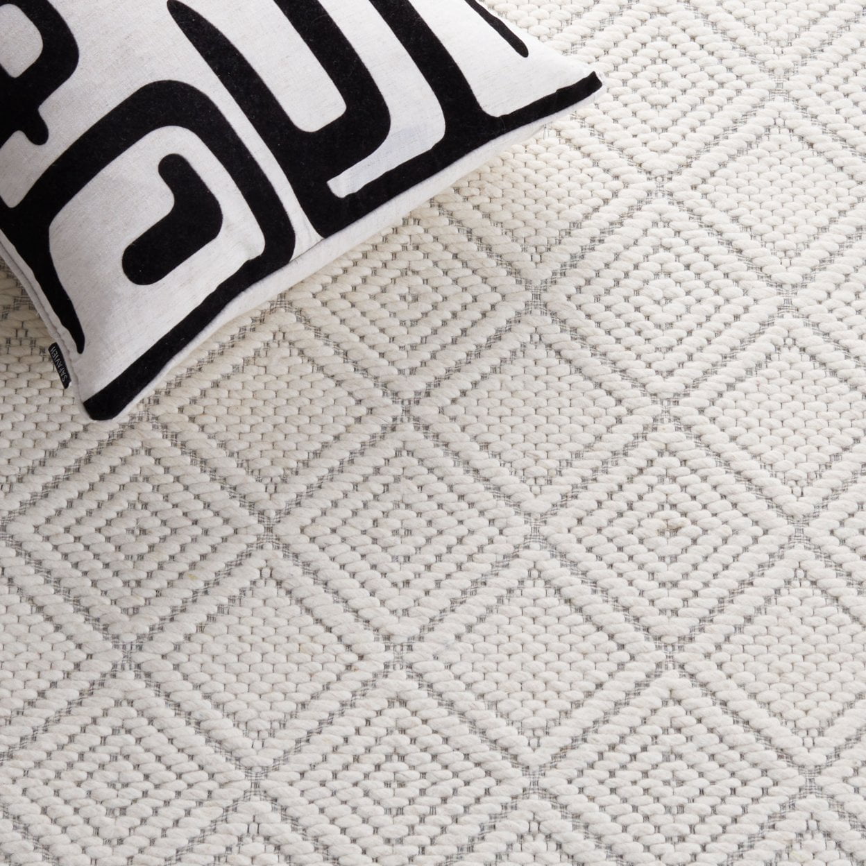SAFAVIEH Marbella Johan Diamond Area Rug, Ivory, 8' x 10'