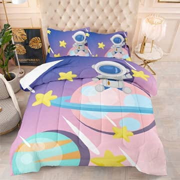 Cute Cartoon Outer Space Comforter Set,Astronaut Sitting on The Planet Bedding Set,Purple Pink Galaxy Down Comforter for Girls Boys Kids Bedroom Decor Full...