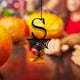 thumbnail image 4 of Decoraciones de Halloween, Adornos de Halloween, Regalos de Halloween, Etiqueta colgante decorativa de 26 letras de Halloween, Etiqueta colgante de araña con colgante, 4 of 4