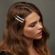 thumbnail image 2 of Ofertas Únicas 1 Par de Clips para el Cabello con Flor y Perla Falsa en Tono Plateado y Blanco, 2 of 5