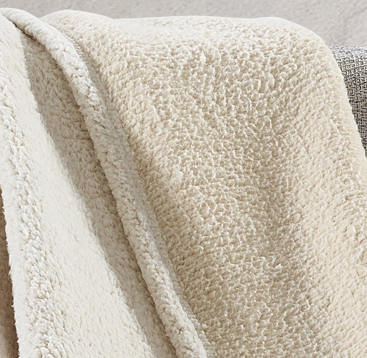 Home Collections Beige Back Print Sherpa Throw Blanket 50 x60 Model 021166149792