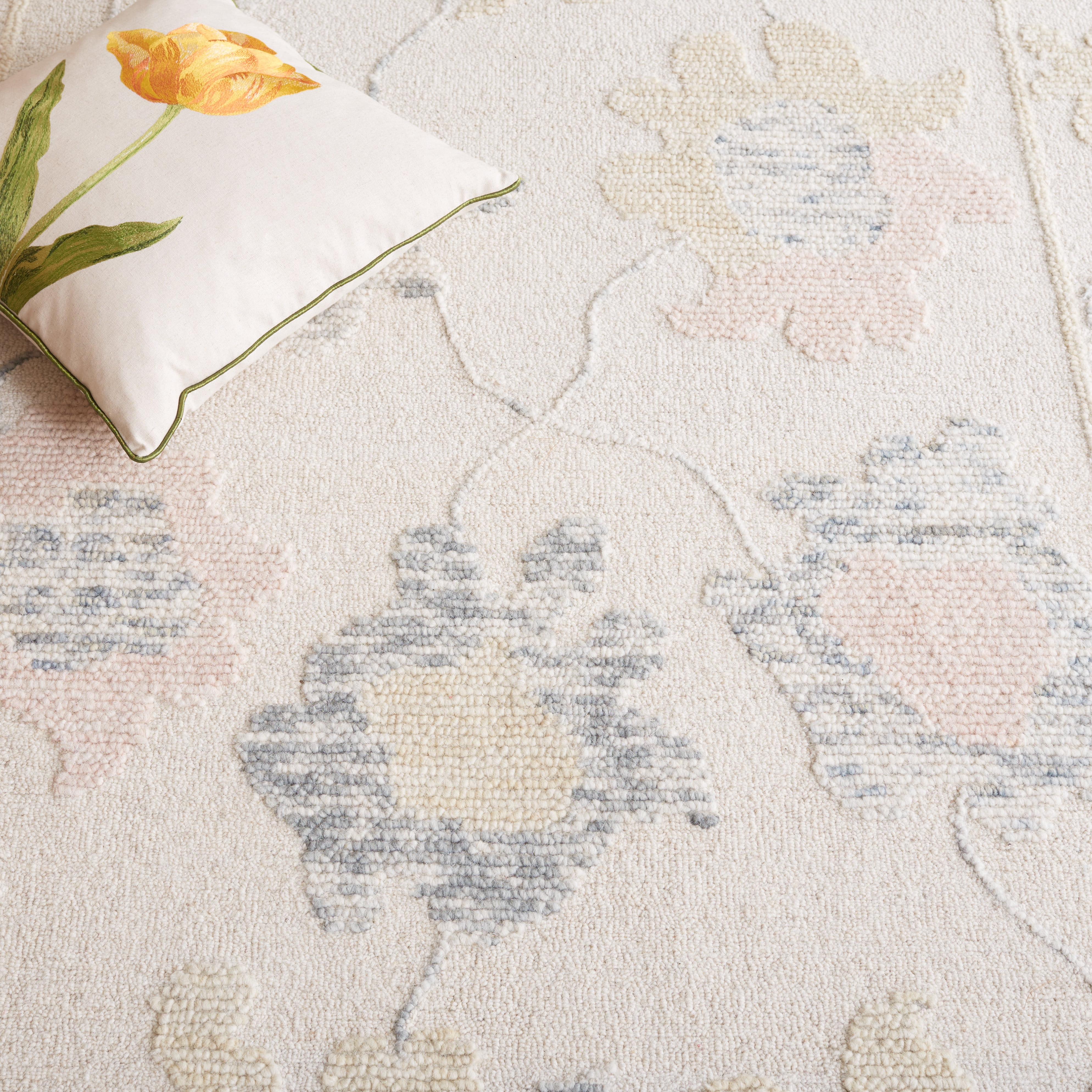 SAFAVIEH Abstract Lysette Floral Area Rug, Ivory/Beige, 3' x 5'