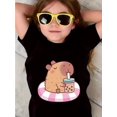 thumbnail image 1 of Camiseta gráfica con un lindo capibara flotando en la piscina bebiendo té de burbujas - Blanco y negro, manga corta, camiseta informal de verano para mujer, ropa informal de verano | Jugar, 1 of 6