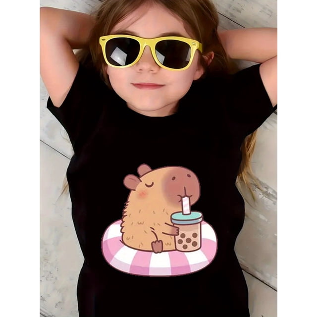 Camiseta gráfica con un lindo capibara flotando en la piscina bebiendo té de burbujas - Blanco y negro, manga corta, camiseta informal de verano para mujer, ropa informal de verano | Jugar
