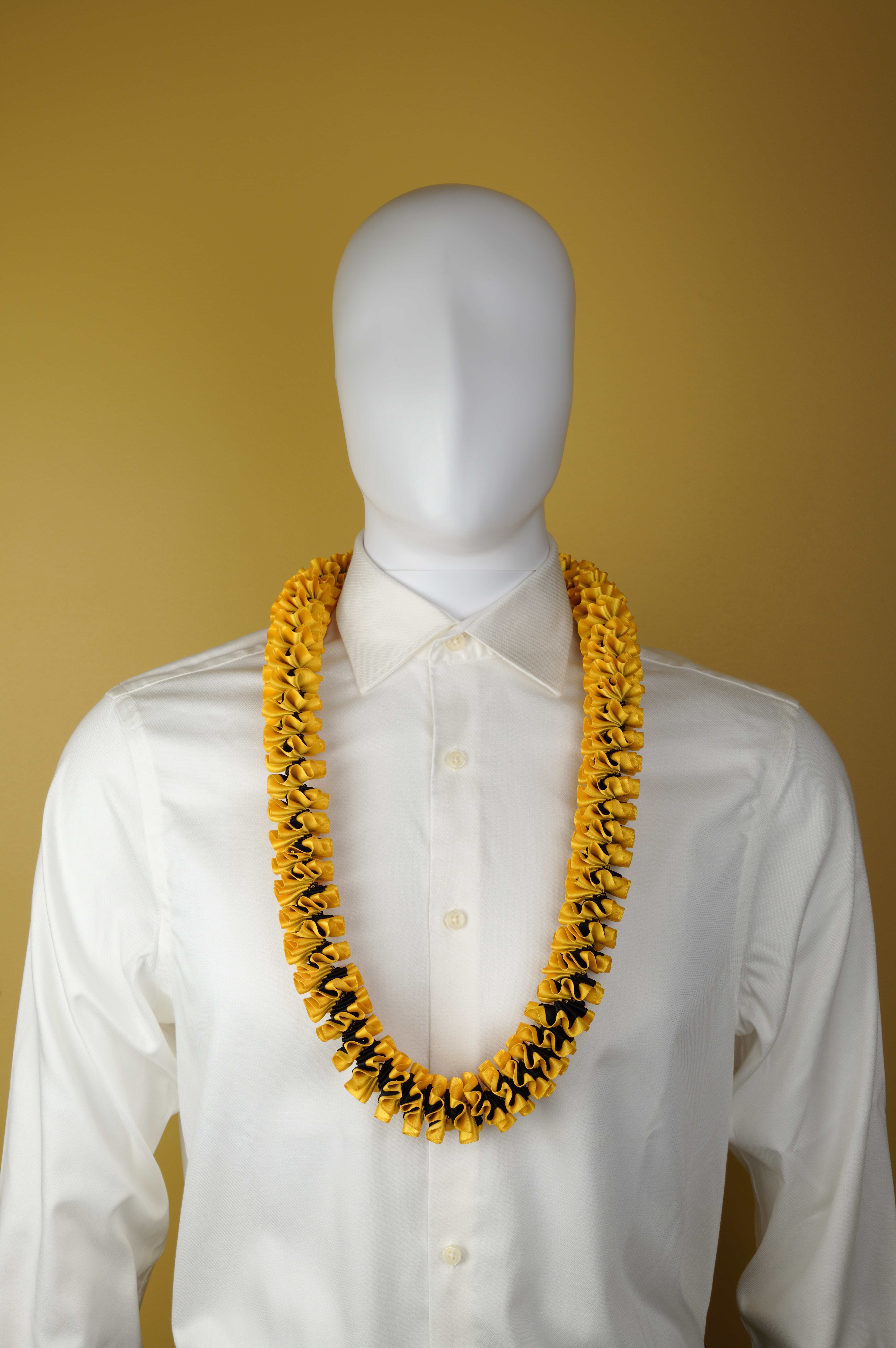 Maxport Corporation Ribbon Lei Black/lt. Gold