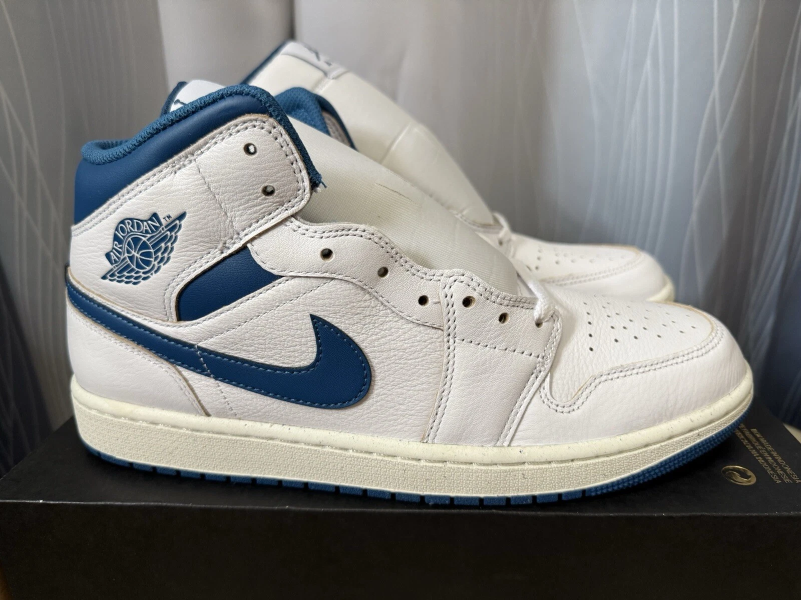 NEW Nike Air Jordan 1 Mid SE \