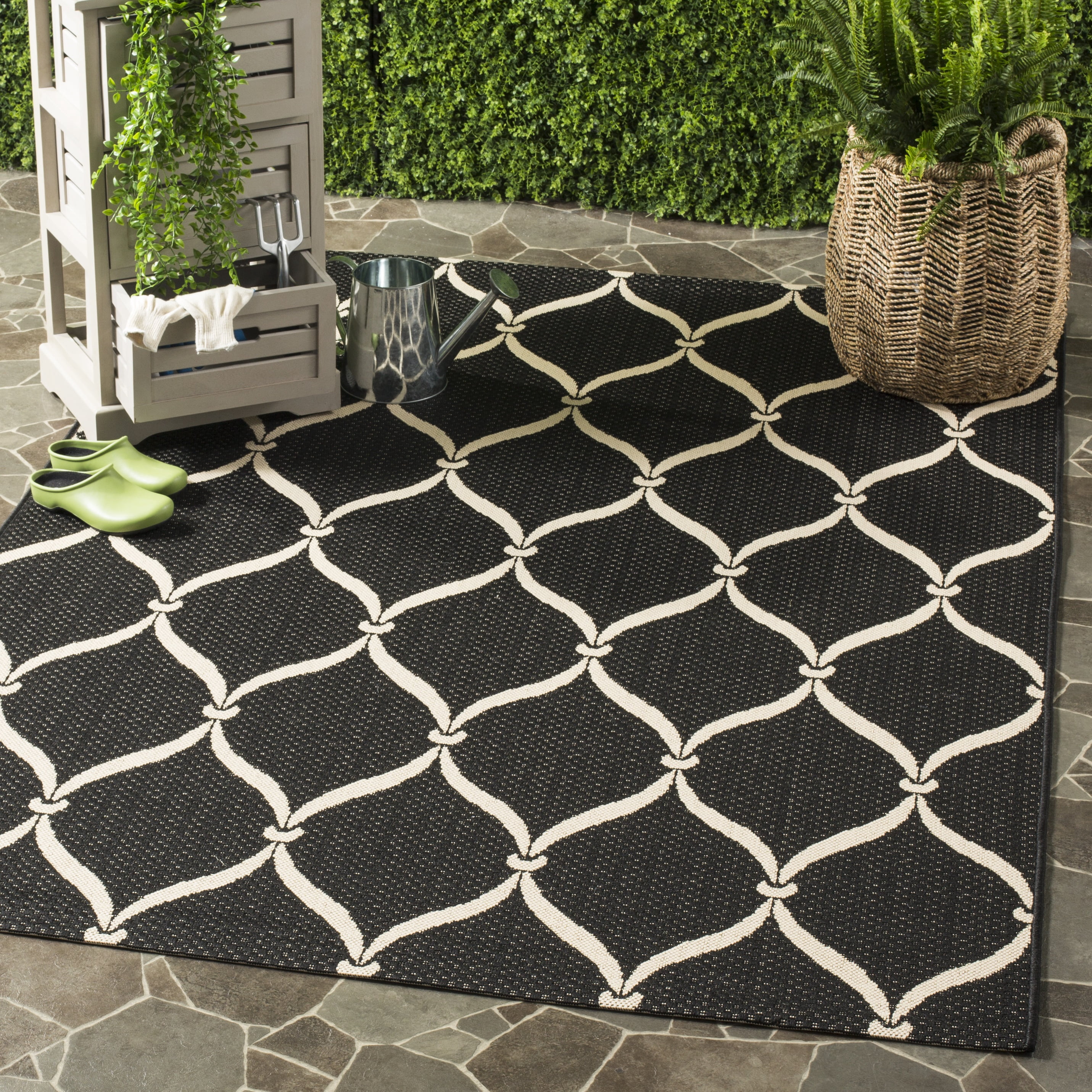 SAFAVIEH Courtyard Linnet Geometric Indoor/Outdoor Area Rug, Black/Beige, 5'3" x 7'7"