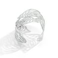 thumbnail image 1 of Pulsera De Hoja Vintage Para Mujer, Brazalete Ancho Con Forma De Hoja, Pieza Elegante Y Elegante, Material De Metal Resistente A La Oxidación Con Intrincado Patrón De Hojas, 1 of 5