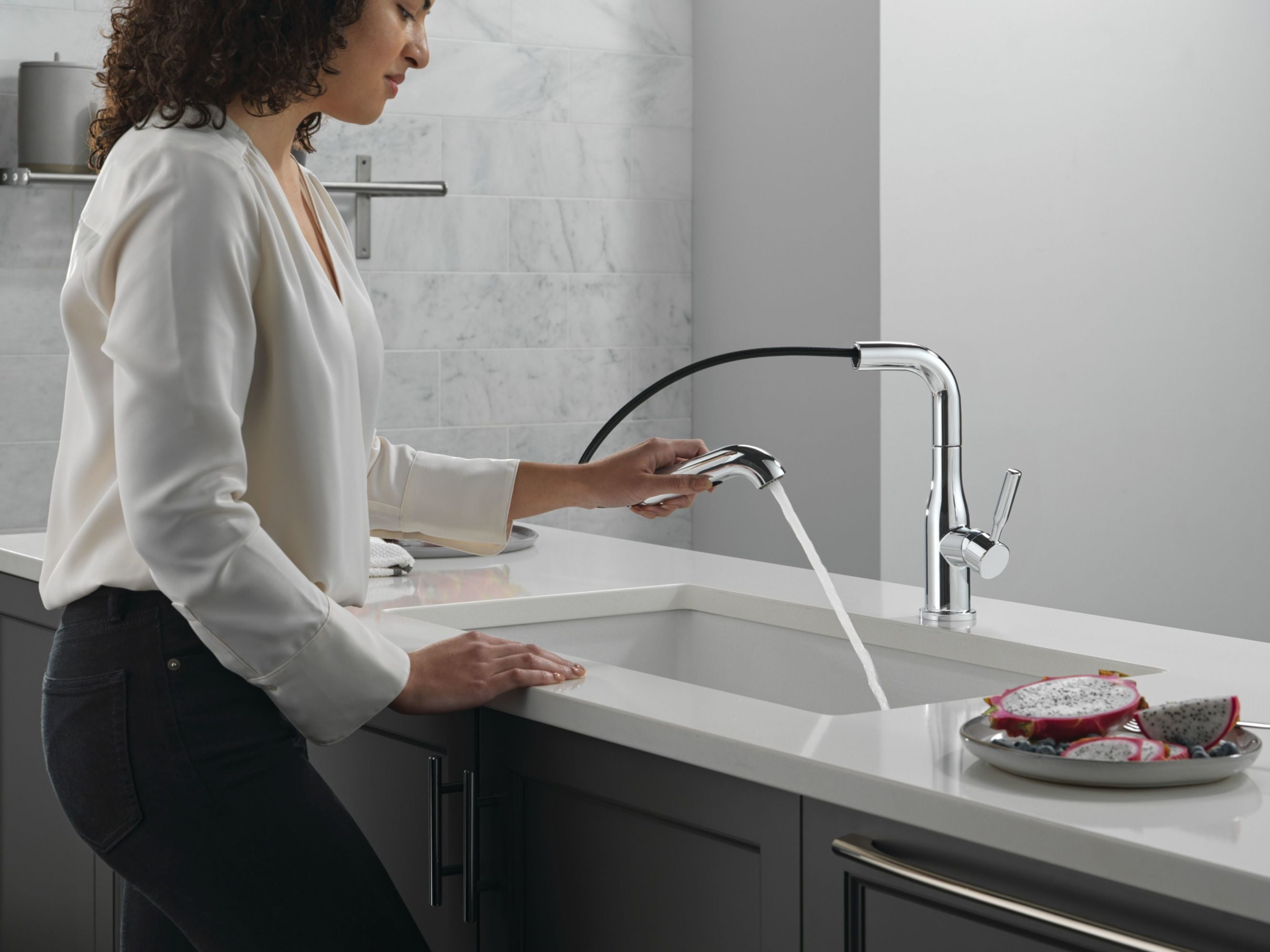 Delta 16943-BL-DST Almari 1.8 GPM Single Handle Pull Out Kitchen Faucet - Black