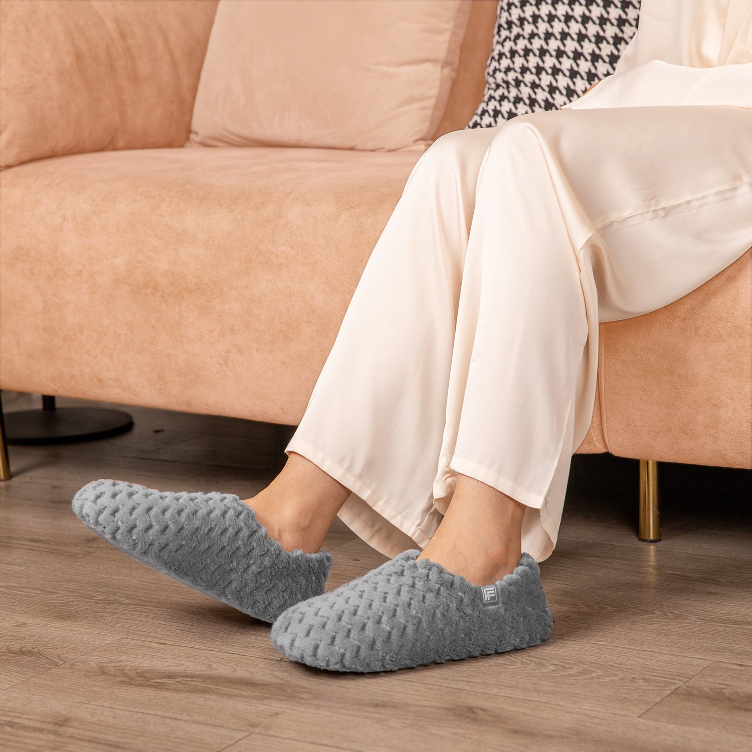 LongBay Women's Memory Foam Closed Back Slippers photo 4
