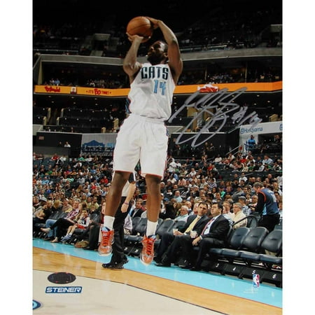 Photo Jump Shot - Michael Kidd-Gilchrist of Charlotte Bobcats Jump Shot in White Jesery Signed 8
