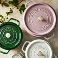 thumbnail image 2 of Staub Horno holandés redondo de hierro fundido de 4 cuartos de galón, color lila, 2 of 8