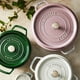 thumbnail image 2 of Staub Horno holandés redondo de hierro fundido de 4 cuartos de galón, color lila, 2 of 8