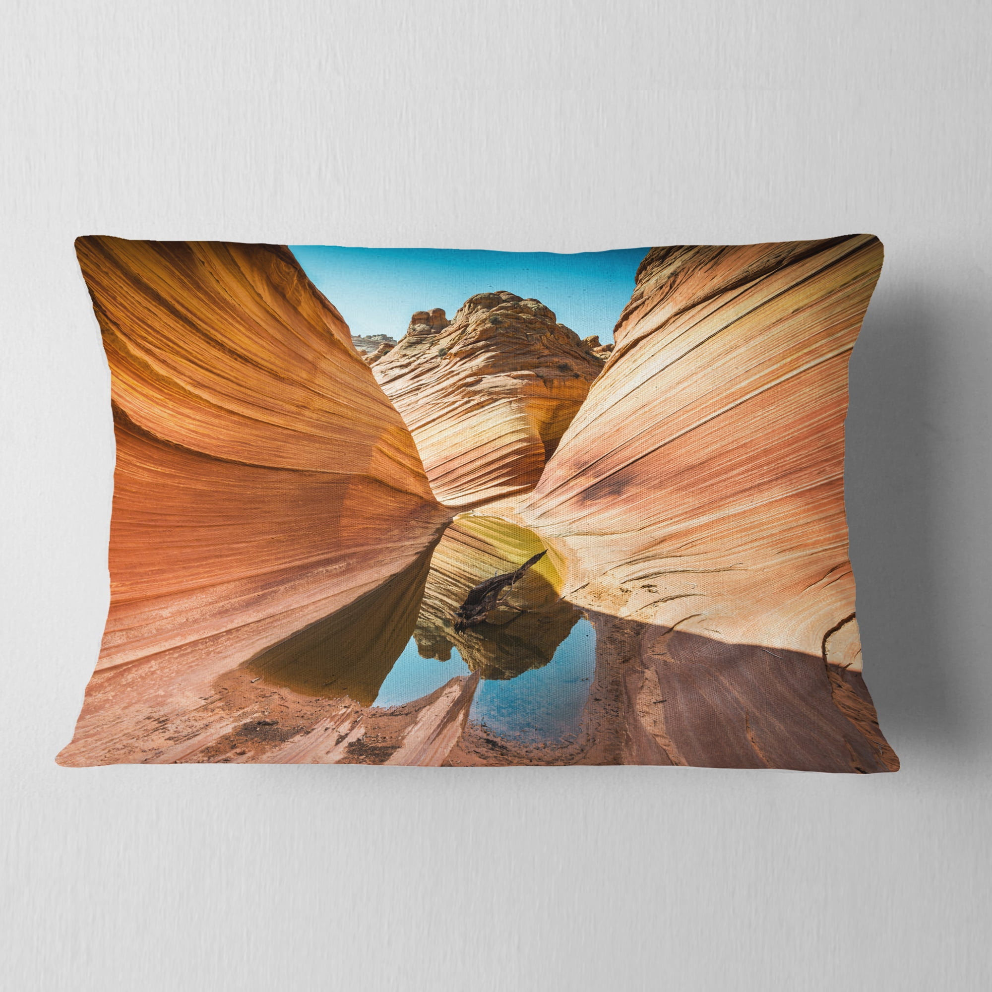 Designart Water inside Arizona Wave - Landscape Photography Throw Pillow - 12x20