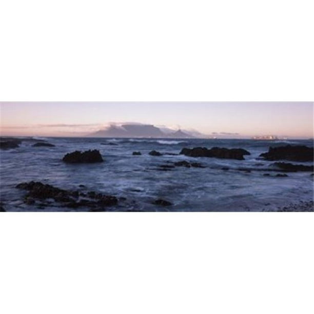 Panoramic Images PPI113180L Rochers dans la Mer avec la Table Montagne Bloubergstrand Table Montagne Cap Ville Cap Ouest Province Cap de l'Afrique du Sud Affiche Imprimée par Panoramic Images - 36 x 12