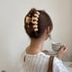 thumbnail image 3 of Pinzas para el cabello para mujeres, pinzas grandes con forma de garra, antideslizantes, mate, de sujeción fuerte, para cabello grueso o fino, para mujeres y niñas, cómodas, modernas y bonitas., 3 of 4