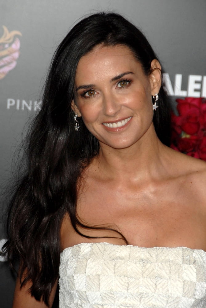 Demi Moore At Arrivals For ValentineS Day Premiere Canvas Art -  (16 x 20)