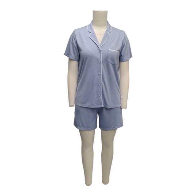 pijama secret treasures talla m con botones short azul conjunto pijama short azul con camiseta de manga corta y botones frontales, solapa con ribete blanco y bolsillo de pecho, short de corte recto a la cintura, tela lisa y ligera, maniquí sobre fondo blanco. Ideal también como pijama para viajar por su ajuste compacto.