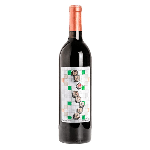 vino tinto vid mexicana parábola 750 ml Botella frontal de vino tinto Parabóla 750 ml, vidrio oscuro con cápsula cobre en el cuello y etiqueta blanca cuadriculada con cubos que forman la palabra "PARÁBOLA" y pequeños cuadros verdes y beige; fondo neutro, vista centrada. Suele usarse como pieza de colección por su producción numerada.