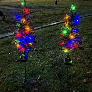 Chmadoxn Décorations de Noël, 2 Pack Solar Christmas Tree Lamp Garden Decoration Lawns LED Lampe de couleur Paysages extérieurs Lampe pour jardin Patio Yard Flowerbed Parties Plastique Solar Lights