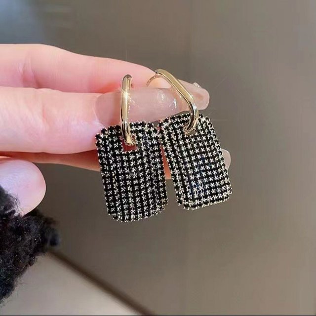 Pendientes geométricos de lujo ligeros con microincrustaciones de diamantes de la industria pesada, pendientes de viento frío de alta sensación, pendientes de moda