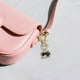 thumbnail image 4 of Mini máquinas de coser llaveros: un recuerdo con significado Llaveros novedosos de metal con forma de máquina de coser. Mini colgantes únicos para mujeres y niñas, para bolsos y bolsos., 4 of 8