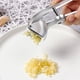 thumbnail image 5 of Monstrate Prensador de ajos Trituradora de ajos resistente Fácil de limpiar Herramienta de cocina a prueba de óxido de mano Tuerca Semillas de Cocina y Comedor, 5 of 6